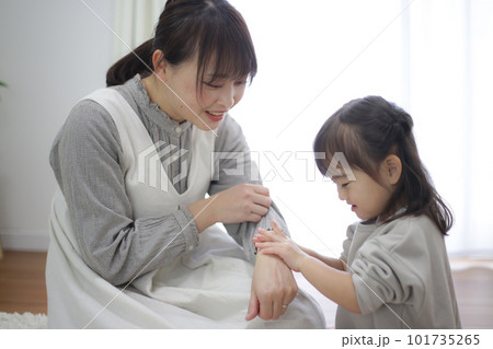 保湿クリームを塗る親子 保湿クリームを塗る親子 101735265