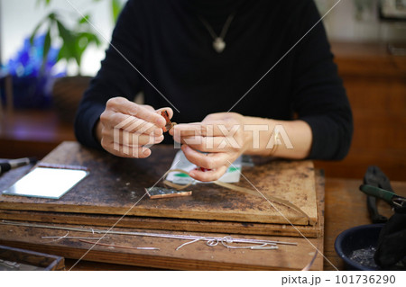 ステンドグラス作品の製作をする女性 101736290