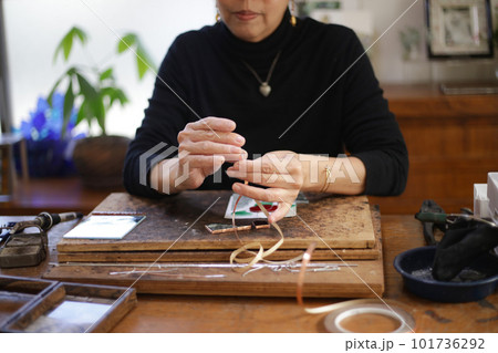 ステンドグラス作品の製作をする女性 ステンドグラス作品の製作をする女性 101736292