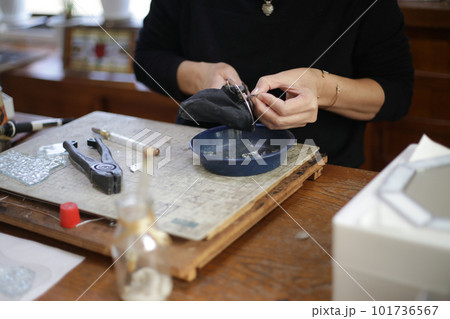 ステンドグラス作品の製作をする女性 101736567