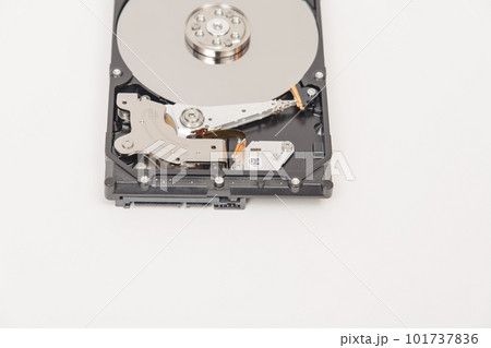 【ハードディスクドライブ中の蓋を開けた中】 101737836