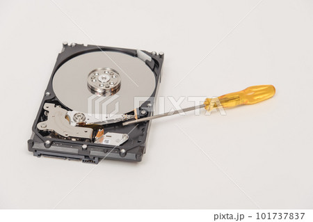 【HDDをドライバーで分解する】 【HDDをドライバーで分解する】 101737837