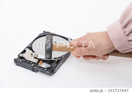 【HDDをハンマーで破壊する女性】 101737847