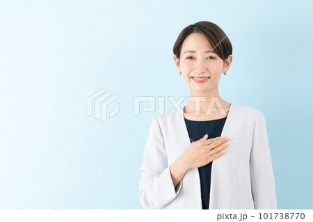笑顔で胸に手を添えるビジネスウーマン 101738770