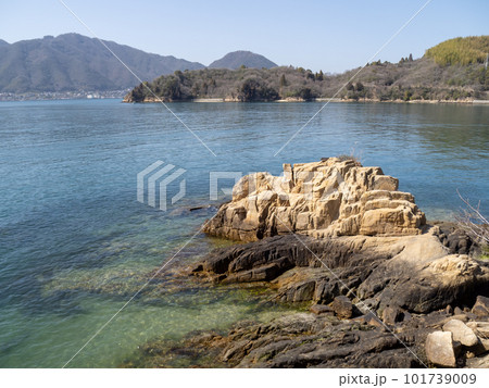 佐木島(広島県三原市鷺浦町)の海岸と美しい海(瀬戸内海)の風景。 101739009
