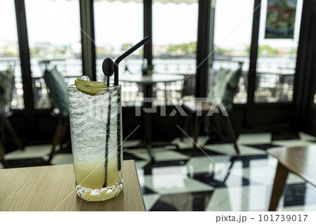 Lemonade looks delicious, cool and refreshing in a classic style cafe by the river. The atmosphere is pleasant to sit and listen to chill music for a long time. It is a horizontal picture. 101739017