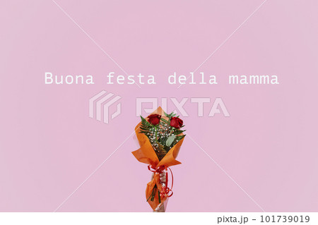 bouquet and text happy mothers day in italian 101739019