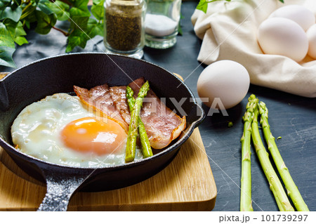 目玉焼きとベーコン、アスパラ 目玉焼きとベーコン、アスパラ 101739297