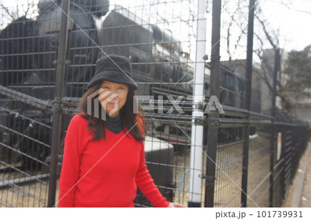 健康的な美人と機関車 101739931