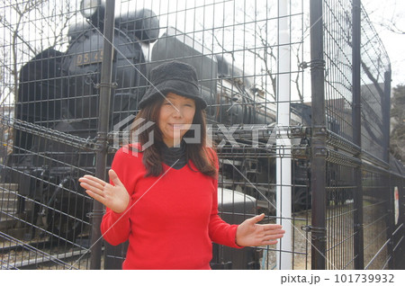 健康的な美人と機関車 101739932