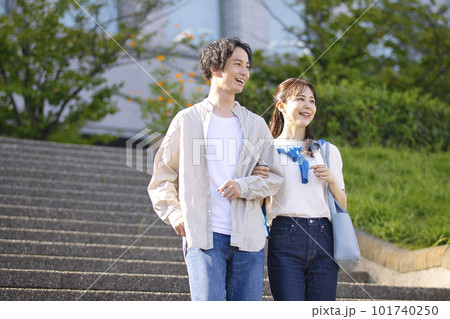 腕を組んで散歩する若いカップル 101740250