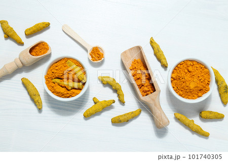 Fragrant seasoning - turmeric, one of the main ingredients in Indian curry 101740305