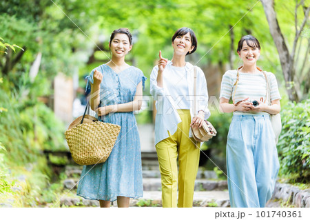 友達と仲良く女子旅を楽しむ女性3人組 友達と仲良く女子旅を楽しむ女性3人組 101740361