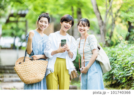 友達と仲良く女子旅を楽しむ女性3人組 友達と仲良く女子旅を楽しむ女性3人組 101740366