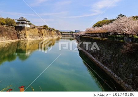 大阪城壮大なお堀に桜咲く 101740386