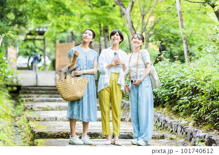 友達と仲良く女子旅を楽しむ女性3人組 101740612