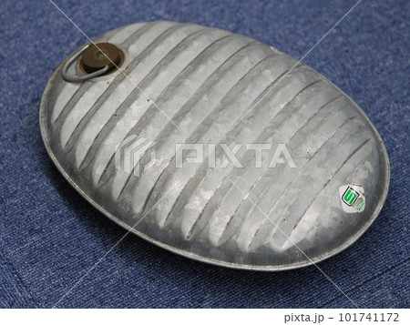 懐かしい金属製の湯たんぽ 懐かしい金属製の湯たんぽ 101741172