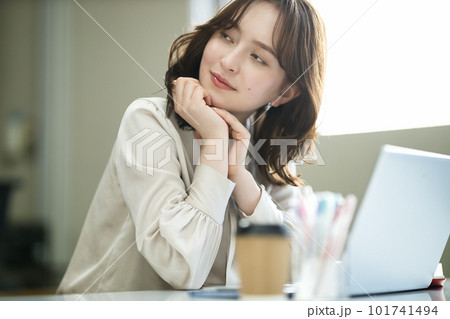 オフィスで働く若い女性 101741494