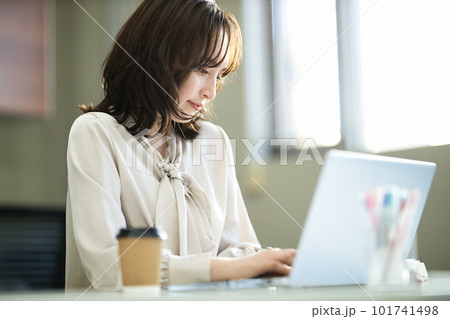 オフィスで働く若い女性 101741498