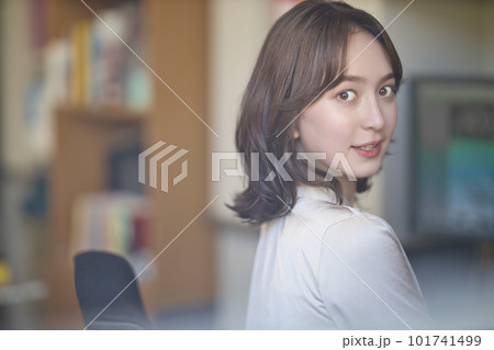 オフィスで働く若い女性 101741499