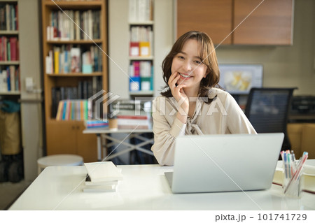 オフィスで働く若い女性 101741729