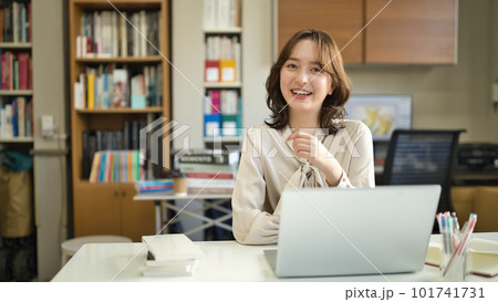オフィスで働く若い女性 101741731