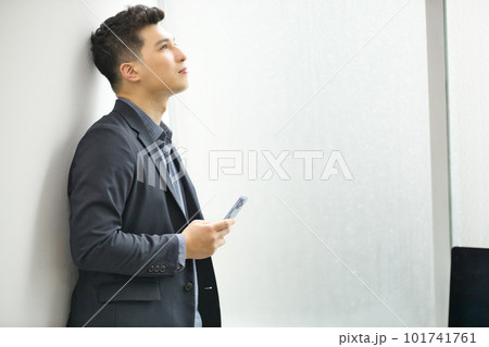 スマートフォンを持つ若い男性 101741761