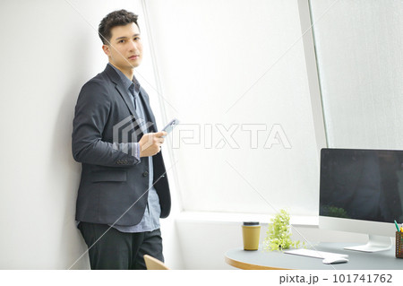 スマートフォンを持つ若い男性 101741762
