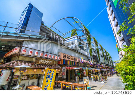 日本の東京都市景観 夏日。渋谷駅前の渋谷横丁などを望む。東京都心、今年一番の暑さ=4月20日 日本の東京都市景観 夏日。渋谷駅前の渋谷横丁などを望む。東京都心、今年一番の暑さ=4月20日 101743610