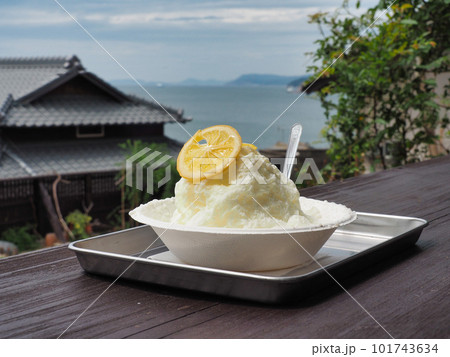 離島の海を背景にレモンが載ったおいしそうなかき氷 離島の海を背景にレモンが載ったおいしそうなかき氷 101743634