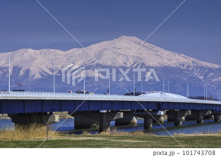 出羽大橋と鳥海山 101743708