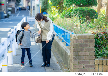 母親と手を繋いで歩く小学生の男の子 　 101743823
