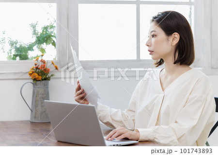 テレワークをする女性 テレワークをする女性 101743893