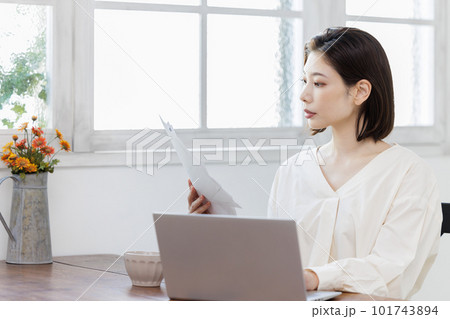 テレワークをする女性 テレワークをする女性 101743894
