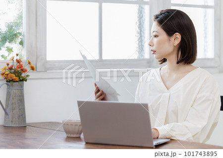 テレワークをする女性 テレワークをする女性 101743895