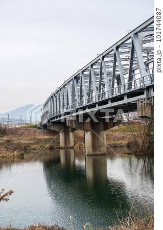 桂川に架かる新幹線の鉄橋 桂川に架かる新幹線の鉄橋 101744087