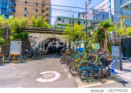 日本の東京都市景観 夏日。渋谷駅前の宮下公園駐輪場や中渋谷ガードなどを望む 日本の東京都市景観 夏日。渋谷駅前の宮下公園駐輪場や中渋谷ガードなどを望む 101744103