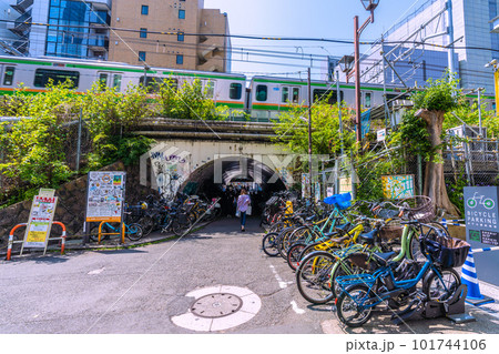 日本の東京都市景観 夏日。渋谷駅前の宮下公園駐輪場や中渋谷ガードなどを望む 101744106