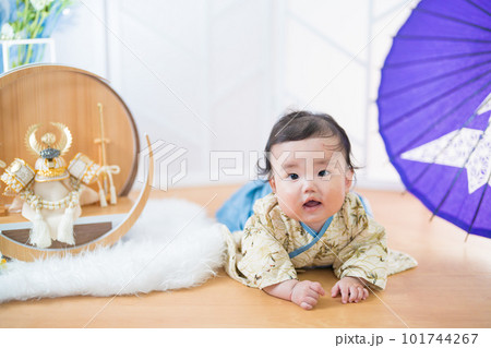 5月5日こどもの日 初めての端午の節句を五月人形と一緒に祝う袴姿の赤ちゃん 101744267