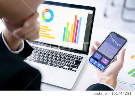 ビジネスマン　株取引 101744281