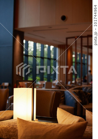 静かおしゃれなホテルのレストランの風景 101744964