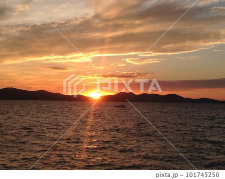 クロアチアのザダルの海に沈む夕日 クロアチアのザダルの海に沈む夕日 101745250