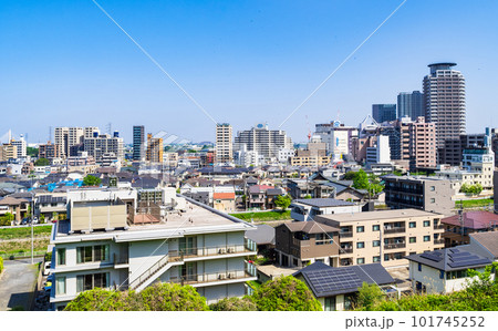 青空が広がる郊外の住宅街 101745252