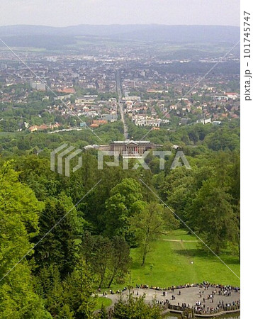 ドイツ、カッセルのヴィルヘルムスヘーエ城公園から見た風景の写真素材 [101745747] PIXTA