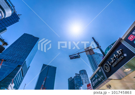 日本の東京都市景観 夏日。渋谷駅出入口A6bやビル群、太陽…。東京都心、今年一番の暑さ＝4月20日 101745863