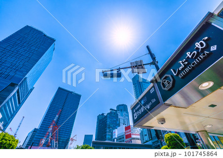 日本の東京都市景観 夏日。渋谷駅出入口A6bやビル群、太陽…。東京都心、今年一番の暑さ=4月20日 日本の東京都市景観 夏日。渋谷駅出入口A6bやビル群、太陽…。東京都心、今年一番の暑さ=4月20日 101745864