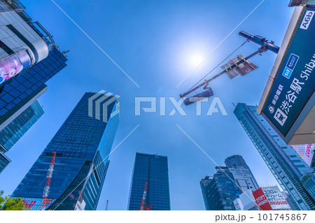 日本の東京都市景観 夏日。渋谷駅出入口A6bやビル群、太陽…。東京都心、今年一番の暑さ＝4月20日 101745867