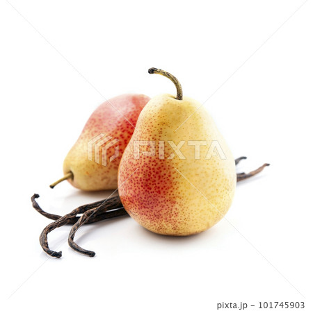 Sweet peas with vanilla pods on white backgrounds. 101745903