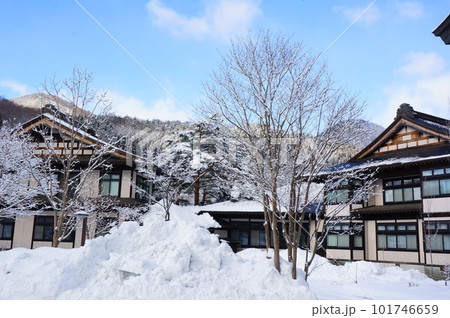 旅館の建物と雪景色 101746659