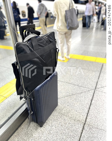 商社マンの国内出張で使うスーツケース 101747486